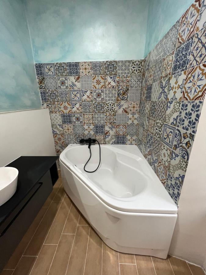 Alla Scalinata Del Teatro Rossetti Confort Suites Parcheggio Trieste Exteriör bild