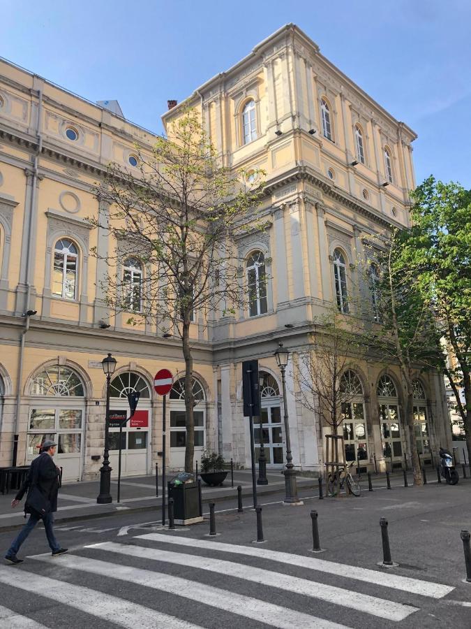 Alla Scalinata Del Teatro Rossetti Confort Suites Parcheggio Trieste Exteriör bild
